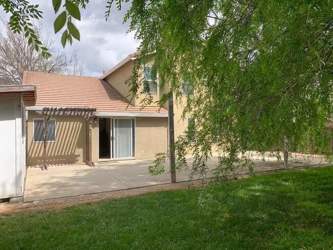 Building Photo - 4 Bedroom Home in Hollister