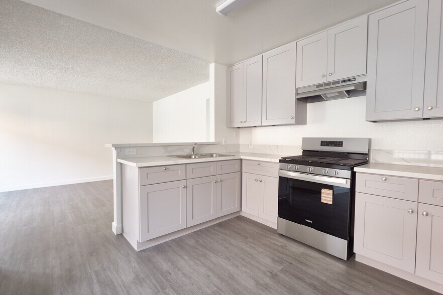 Building Photo - 4619 Rosewood Ave