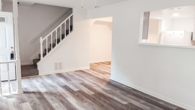 Building Photo - Spacious And Renovated 3 Bed 2 Bath Interi...