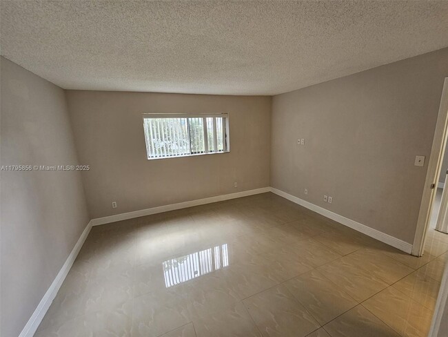 Building Photo - 6952 SW 39th St
