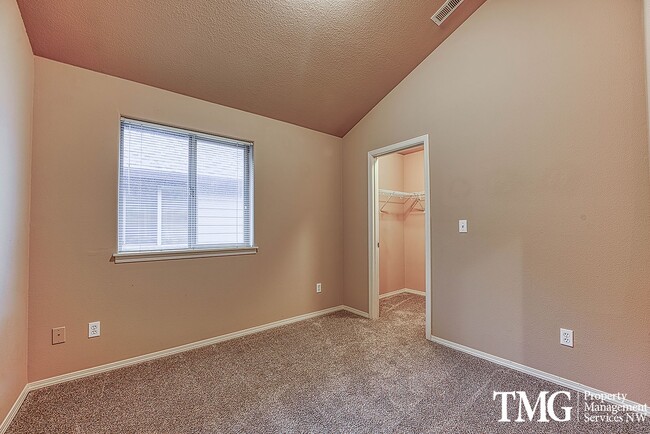 Building Photo - Gorgeous Four Bedroom Townhome in Hillsboro!