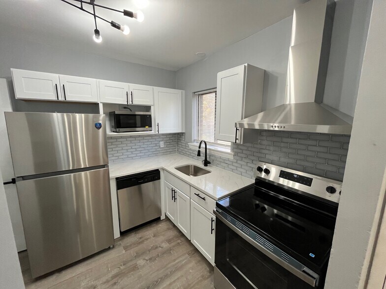 Primary Photo - 10 Henderson Dr