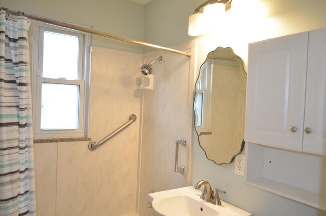 Building Photo - 582 Loveman Ave