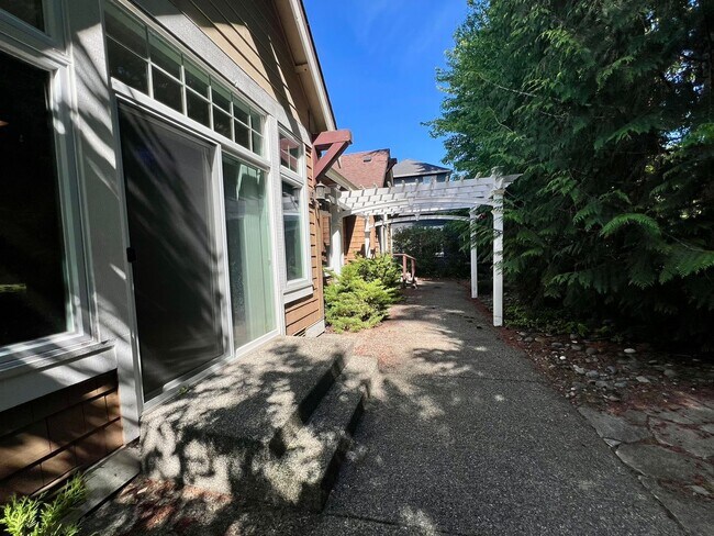 Building Photo - PENDING APPLICATION; Spacious Home on Golf Course  - All Bedrooms En Suite