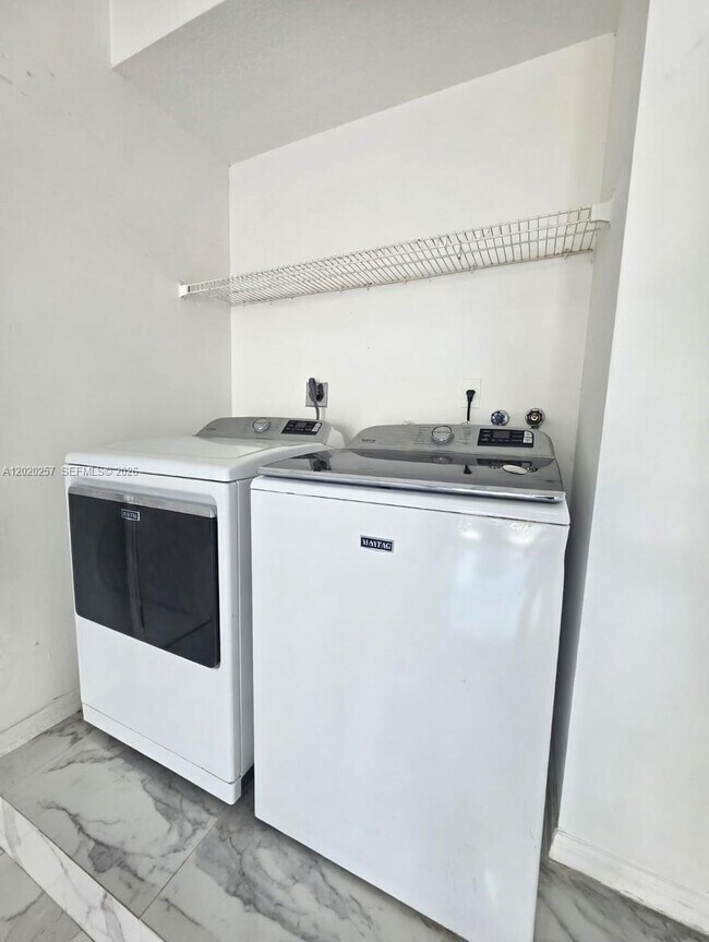 Building Photo - 10245 SW 154th Pl
