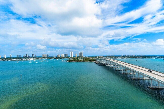 Building Photo - 2640 Lake Shore Dr