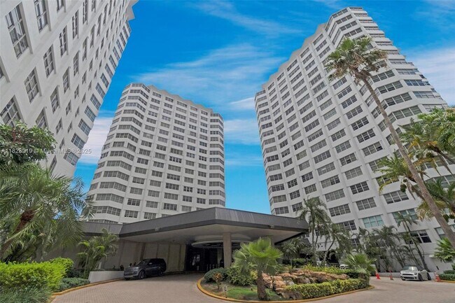 Building Photo - 905 Brickell Bay Dr