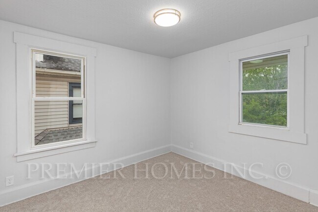 Building Photo - 3 Bedroom Home with Large Front Porch – $1,495/mo