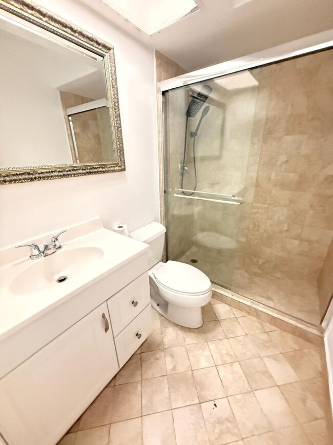 Building Photo - 3333 Oak Dr
