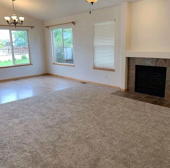 Building Photo - Spacious Single-Family Home in Established Wellington Neighborhood