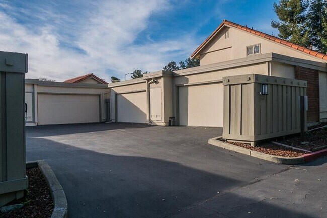Building Photo - Welcome to this charming 3 bedroom, 2 bath...