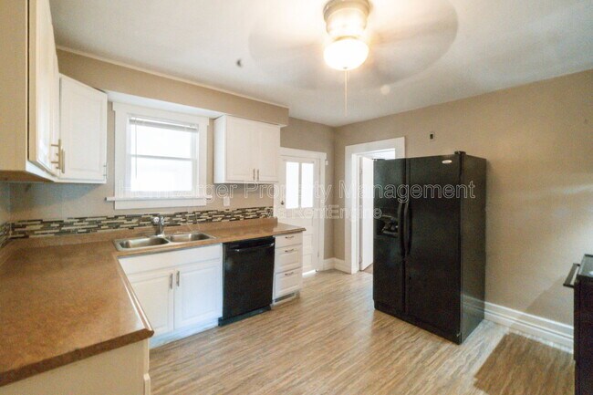 Building Photo - 611 E Longfellow Ave