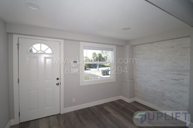 Building Photo - Cozy 2B/2BA with office/den