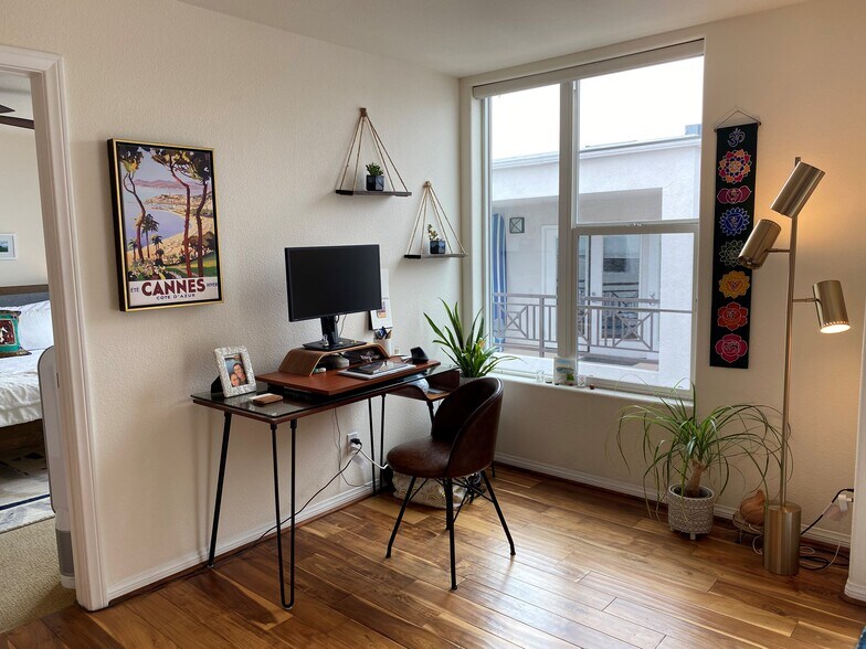 open concept living area - 924 Hornblend St