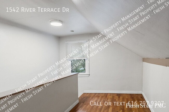 Building Photo - 1542 River Terrace