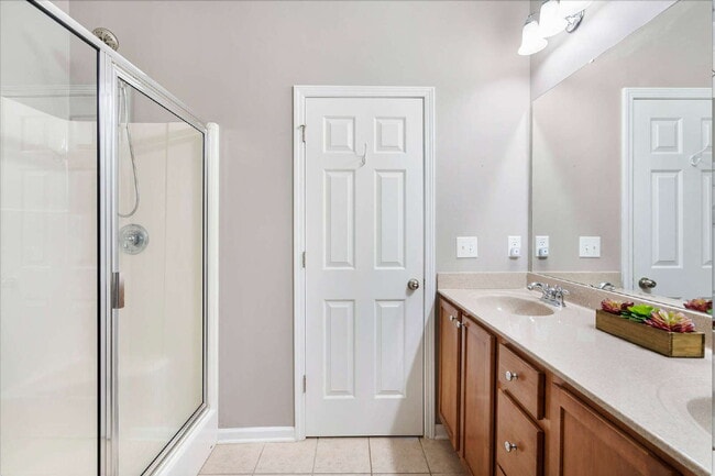 Building Photo - Charming 3-Bed/3.5 Bath Townhouse with 211...
