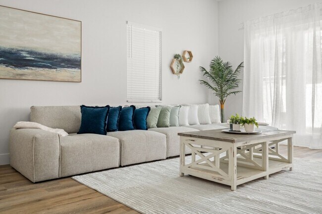 Building Photo - Gorgeous New Constriction House in Tampa - B