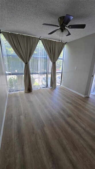 Building Photo - 1000 Parkview Dr