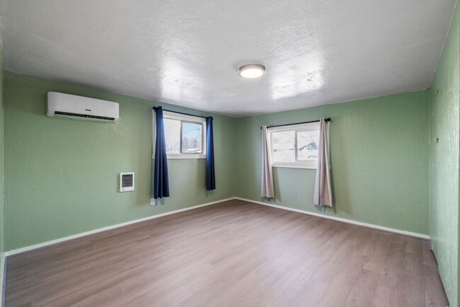 Building Photo - Newly renovated 2bdrm 1 bath house with 3 ...