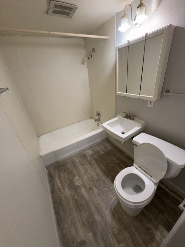Building Photo - Bright & Spacious 3 Bed 1 Bath Apartment