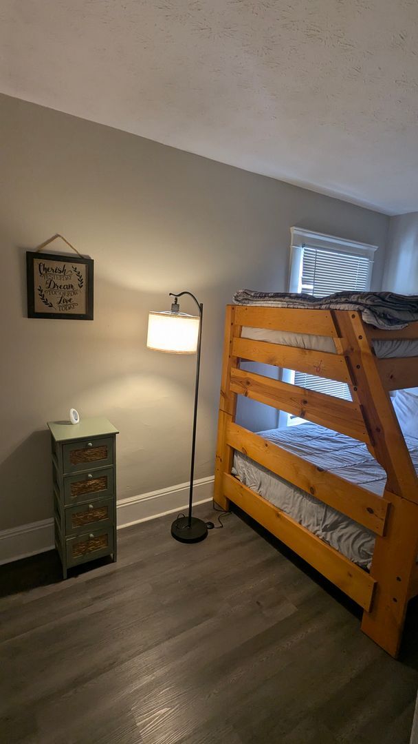 Building Photo - 10415-10415 Bernard Ave