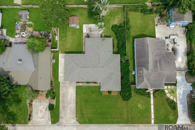 Building Photo - 327 Marion Dr