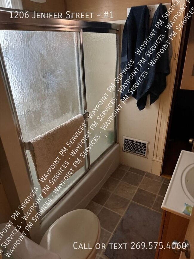 Building Photo - 1206 Jenifer St