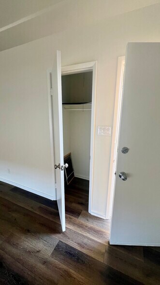 Building Photo - 808 Alandele Ave