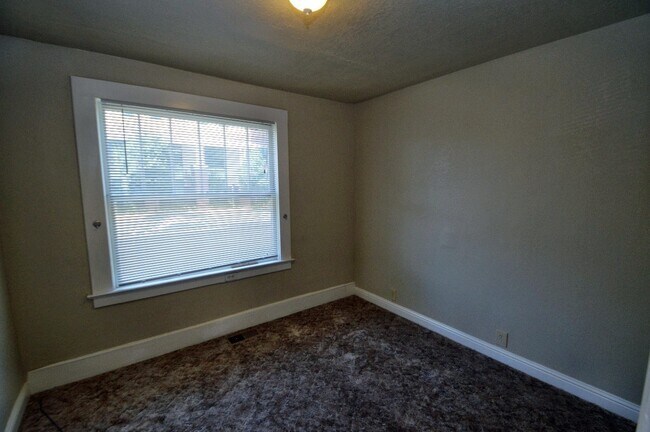 Building Photo - 206 Hazel St