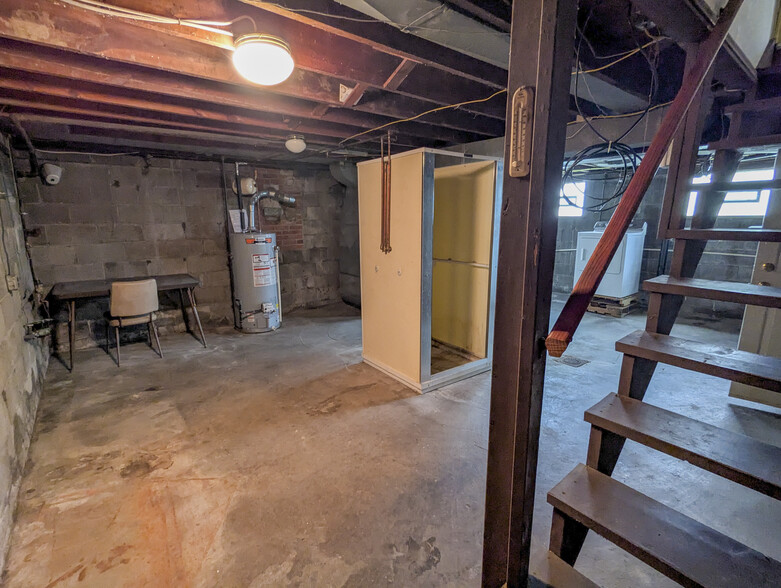Building Photo - 713 Overhill Dr