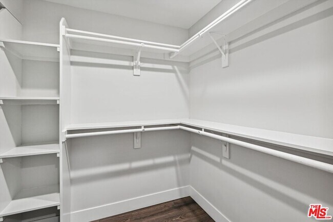 Building Photo - 819 E La Palma Dr