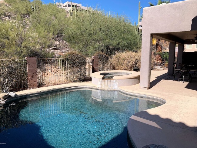 Building Photo - 4365 N Sunset Cliff Dr