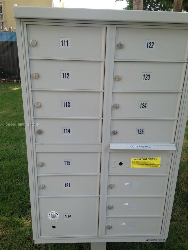 Building Photo - 551 Michigan Ave