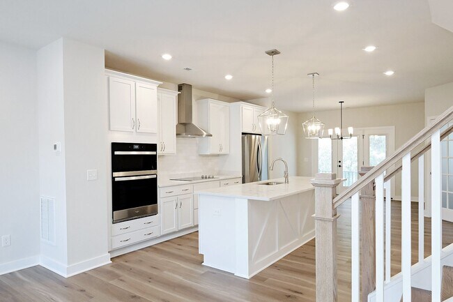 Building Photo - Dog-Friendly S. Albemarle Townhome