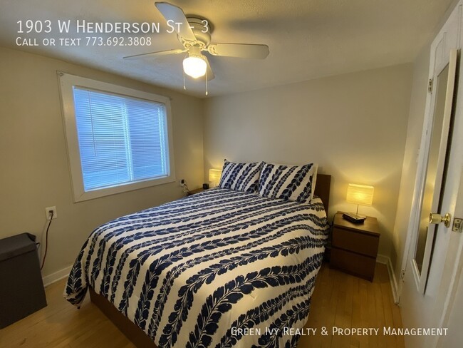 Building Photo - Sunny, Top floor, Roscoe Village 2 bed/1 b...