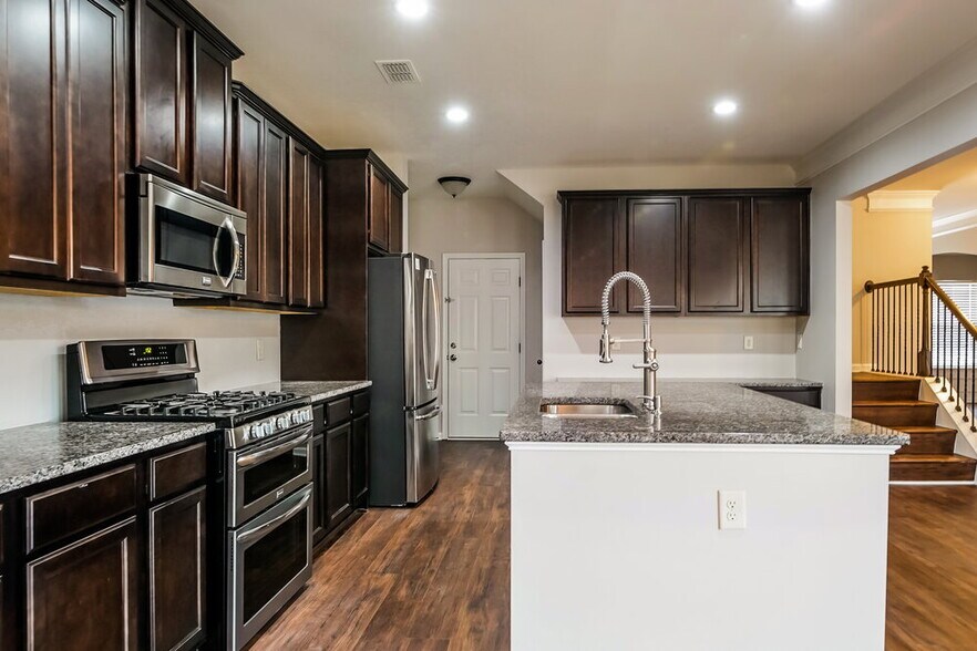 Building Photo - 376 Ivy Chase Loop