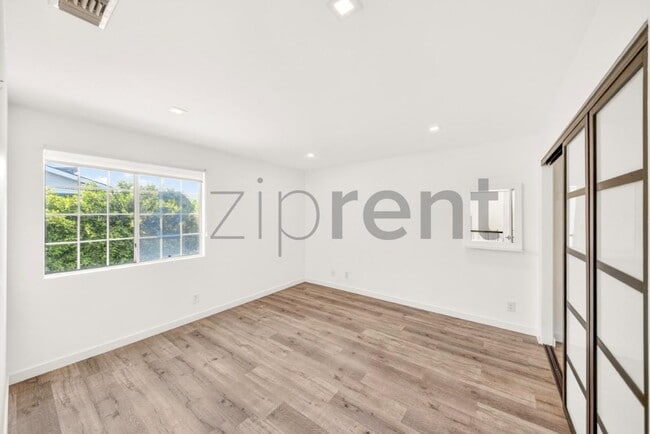 Building Photo - 2481 S Bundy Dr