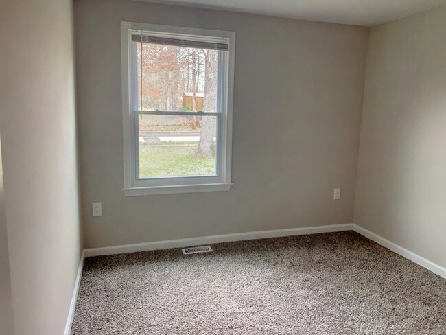 Building Photo - RENOVATED RACHED WITH YARD