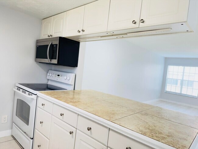 Building Photo - 6323 La Costa Dr