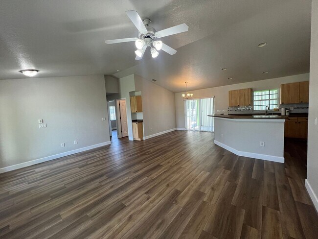 Building Photo - ($2,195) * ANNUAL ** Pool ** 3 Bed / 2 Bath - Harbor Heights  ** Single Family Home