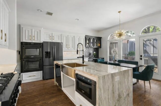 Building Photo - 2133 Bering Dr