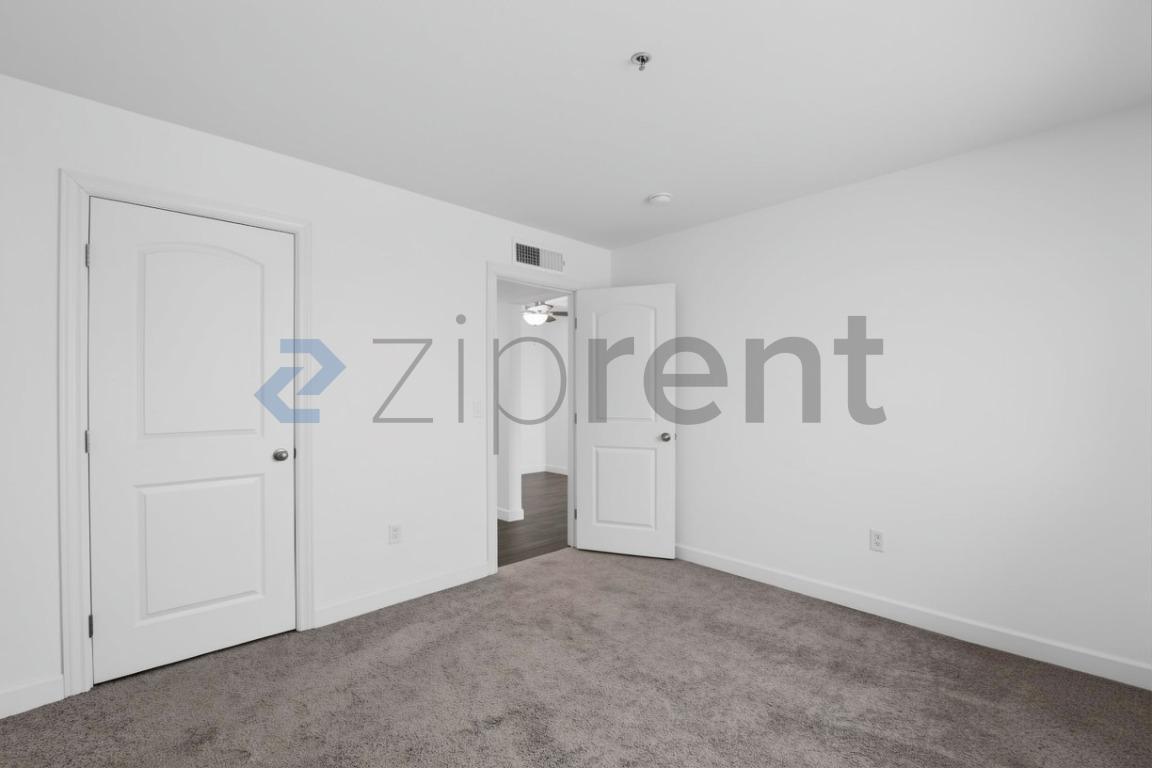 Building Photo - Unit B205