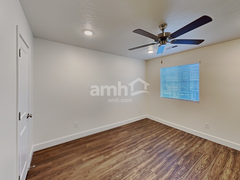 Building Photo - 6818 N Silver Gate Dr
