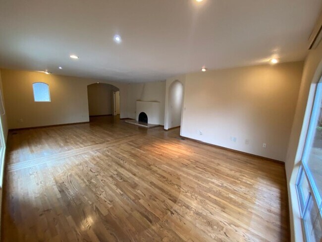 Building Photo - 835 17 Mile Dr