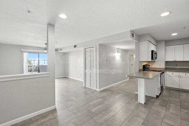 Building Photo - 1005 E 8th St