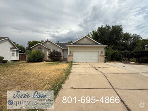 Building Photo - 108 W Oaks Dr
