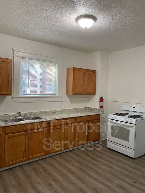 Building Photo - 202-208 W Oak Street