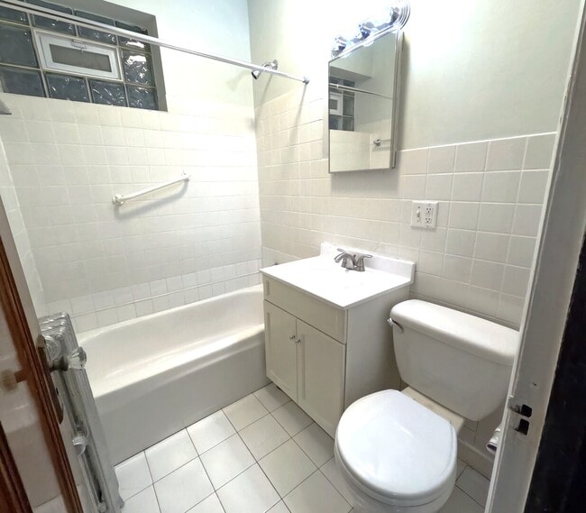Building Photo - 5548 W Farragut Ave
