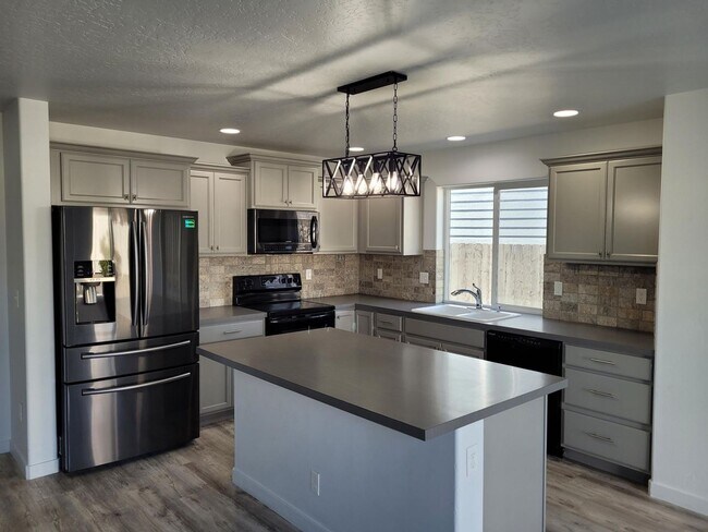 Building Photo - Spacious Home For Everyone!