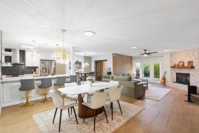 Building Photo - 8178 Via de Ln